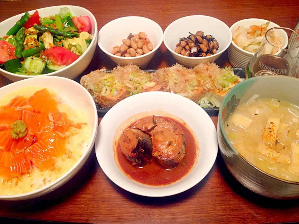 サーモンとろろ丼＊七品目サラダ＊鯖味噌＊焼き厚揚げ＊くたくた玉ねぎと揚げ味噌汁(^o^)|basilさん