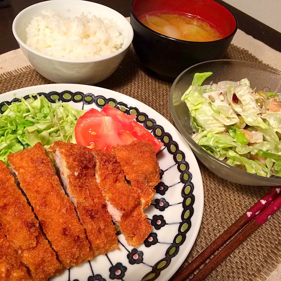 豚カツ/れんこんと豆とレタスのサラダ/味噌汁|ゆきてぃさん