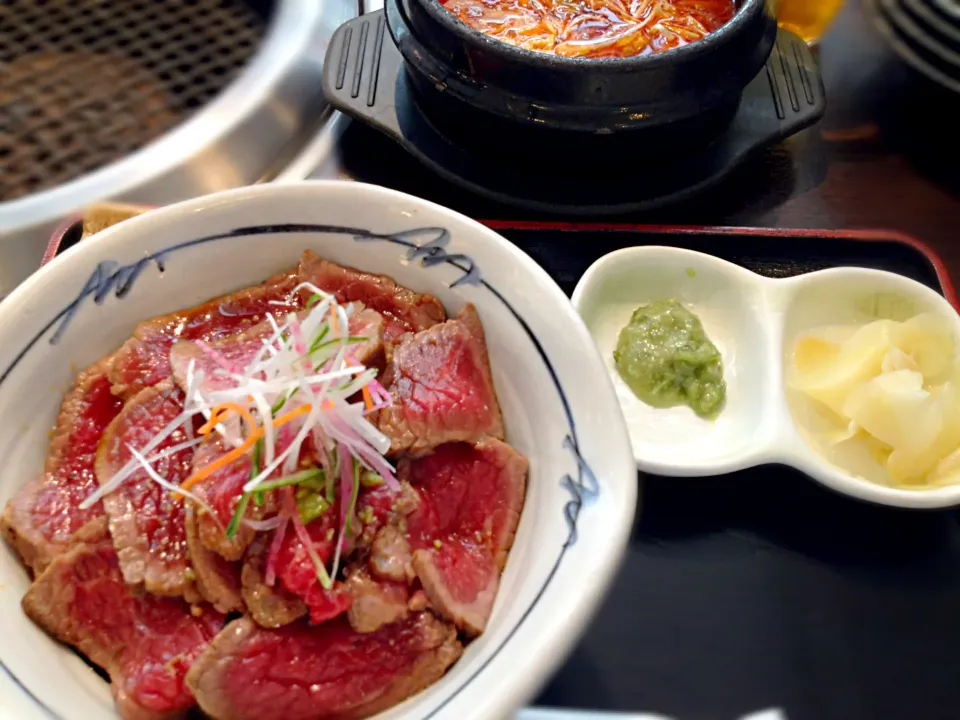 豪華なランチ🍴仔虎のローストビーフ丼(カルビスープ付き)|伊藤 恵里さん