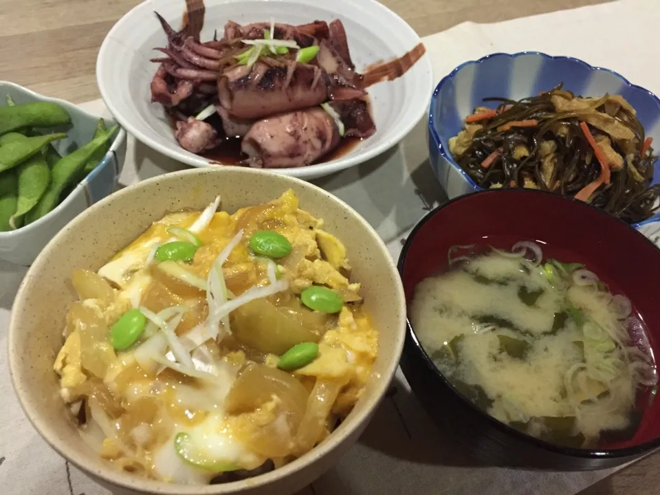 玉子丼・イカの煮付け・切り昆布と揚げ油炒め煮・枝豆・豆腐とワカメの味噌汁|まーままさん