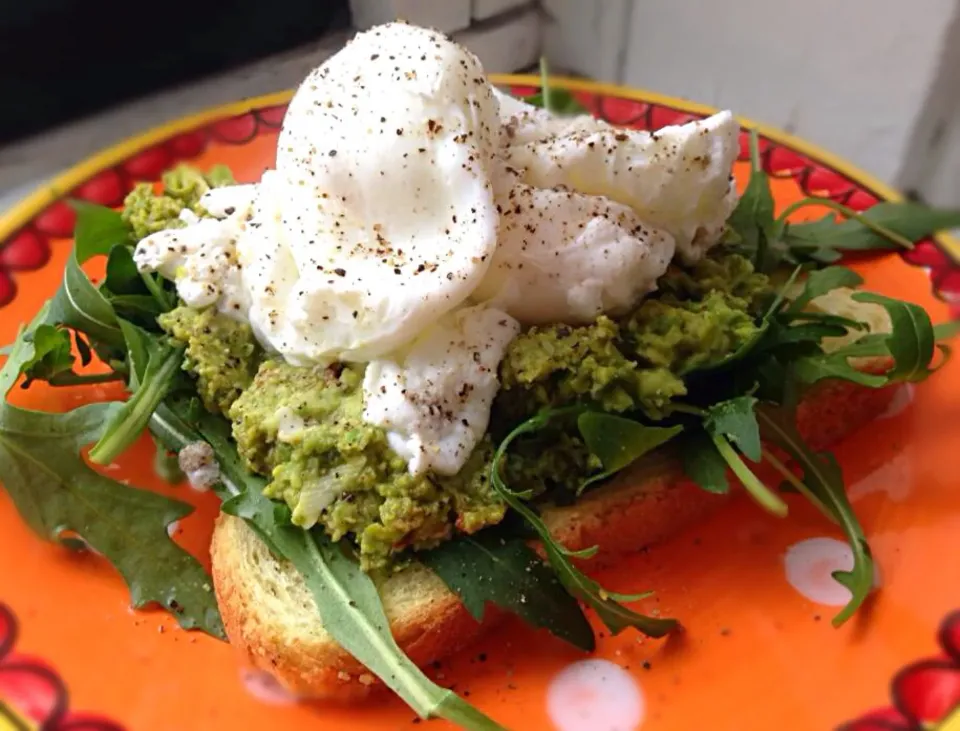 Poached eggs with avocado, lime& spring onion mash|Safiraさん