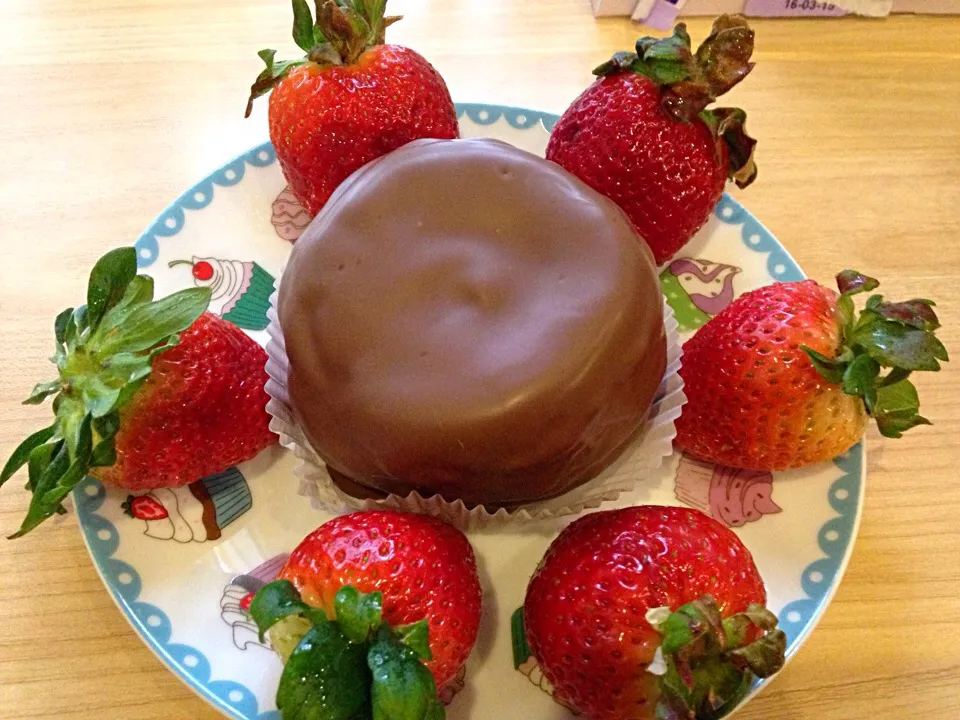 Fresh Strawberries and Bochen Bollen|Fujiko Toyohashiさん