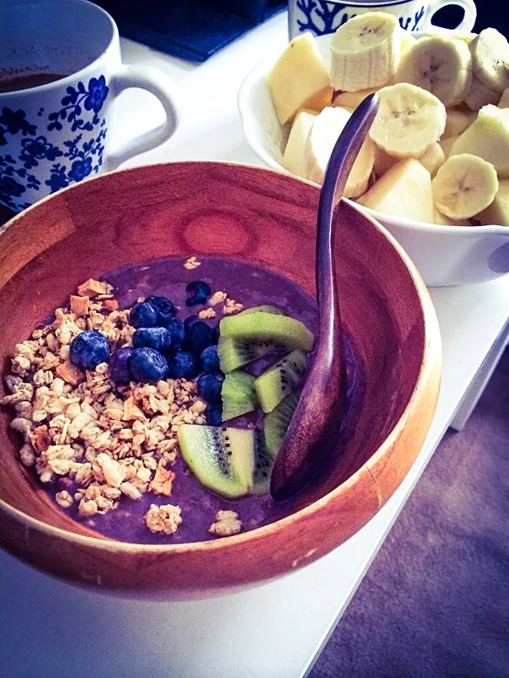 Acai granola kiwi breakfast|el sushi de la manchaさん