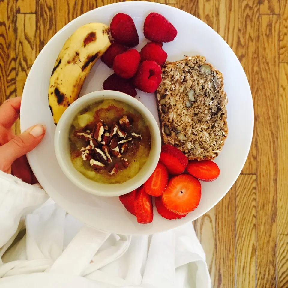 Whole wheat banana bread, strawberries, banana, raspberries, applesauce with pecans|victoria valerioさん