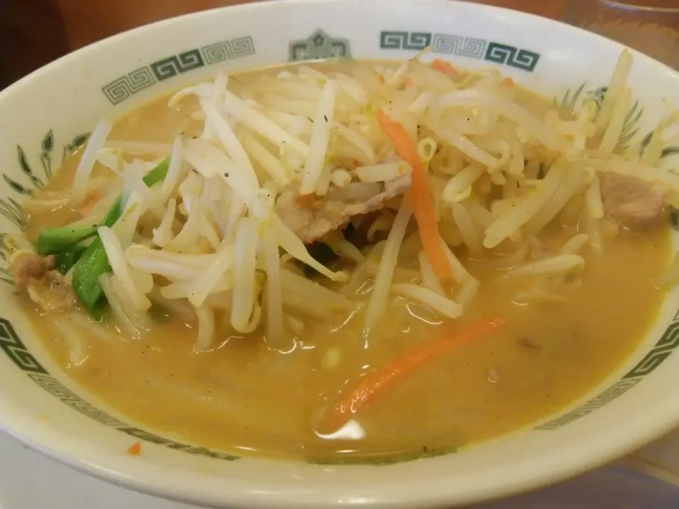 日高屋の味噌ラーメン、500円。食べるといつも貰えるサービス券を使って、＋70円の大盛り料|東京ライオンズさん