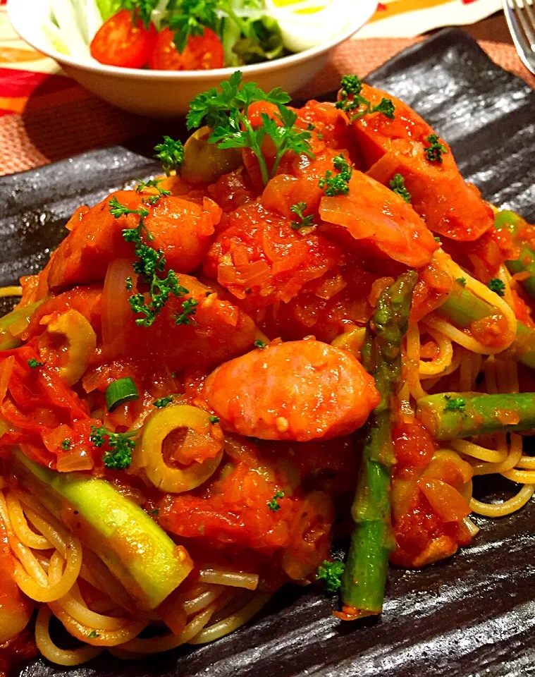 トマトソースパスタ🍝ちょっぴり辛いチョリソー で大人味😋|ちぃちゃんさん