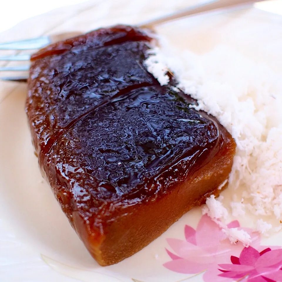 Kutsinta (Brown Rice Cake) 黒砂糖を練り込んだ餅。フィリピンには餅系のお菓子が色々あるみたいですな。|Kenny Hiraiさん