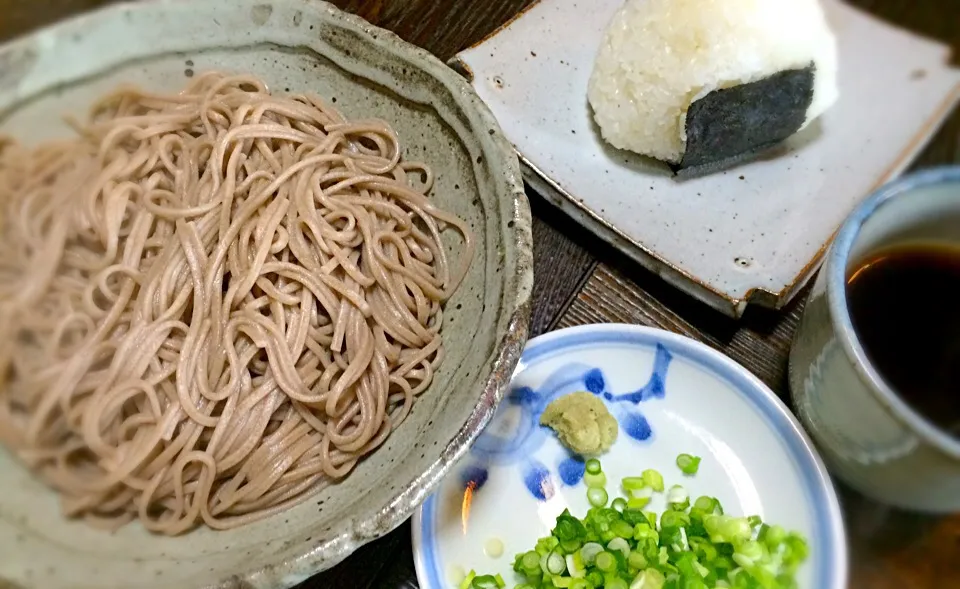 Snapdishの料理写真:昼、また炭水化物定食だよ。    あつ盛蕎麦&梅干おむすび|mottomoさん