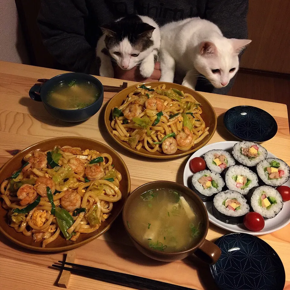 春キャベツと海老キムチ焼うどん。と、買ったサラダ巻き。|naouさん