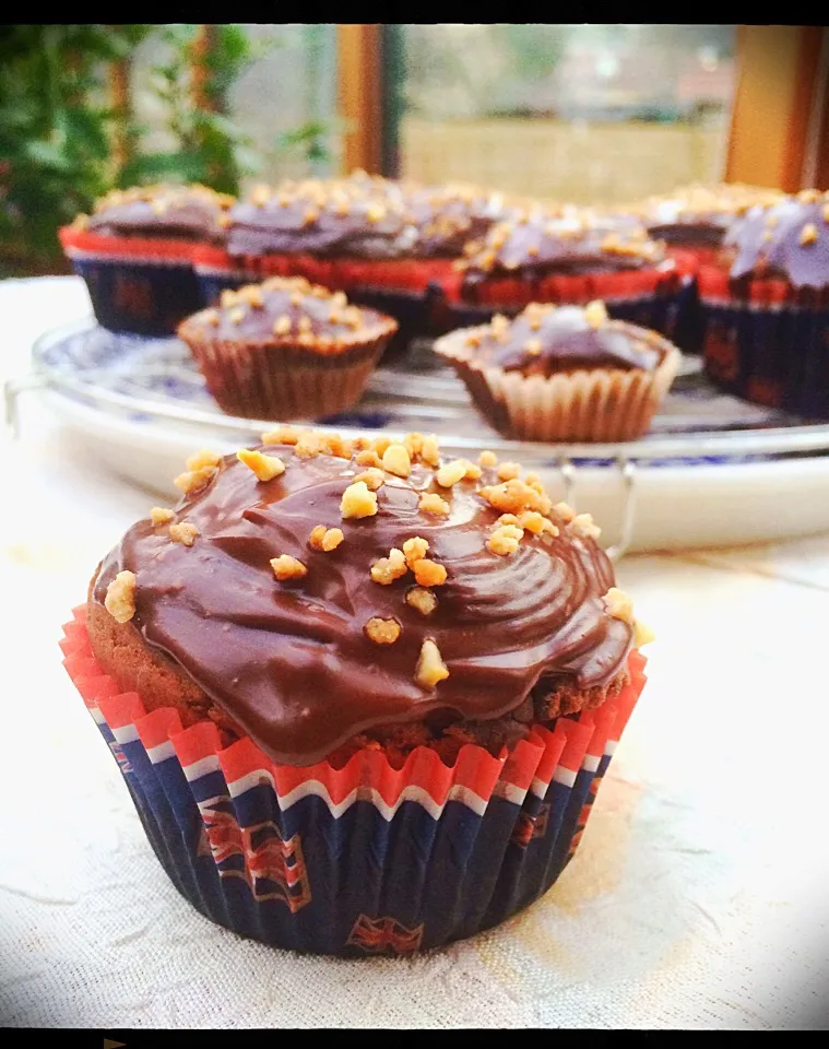 chocolate cranberry cupcakes topped with caramelized almond sprinkles ☕️ so good!|CatzeMDさん