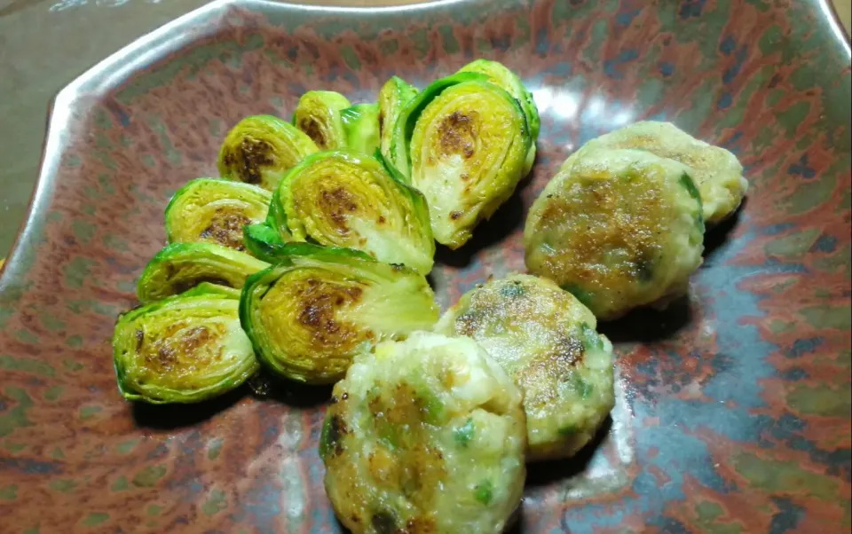 芽キャベツのバター炒めと餃子餡の残り焼き！|じゃっきーさん