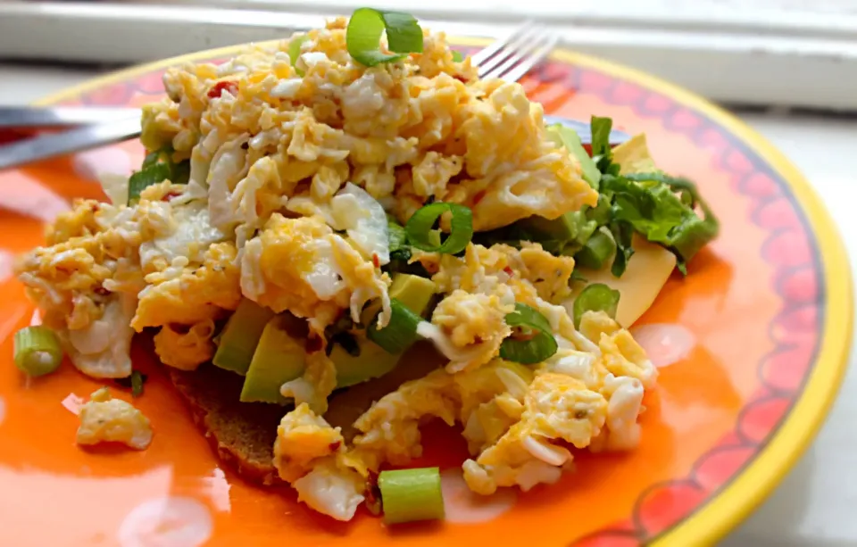 Snapdishの料理写真:Scrambled eggs with avocado, lime, coriander and spring onion on rye|Safiraさん