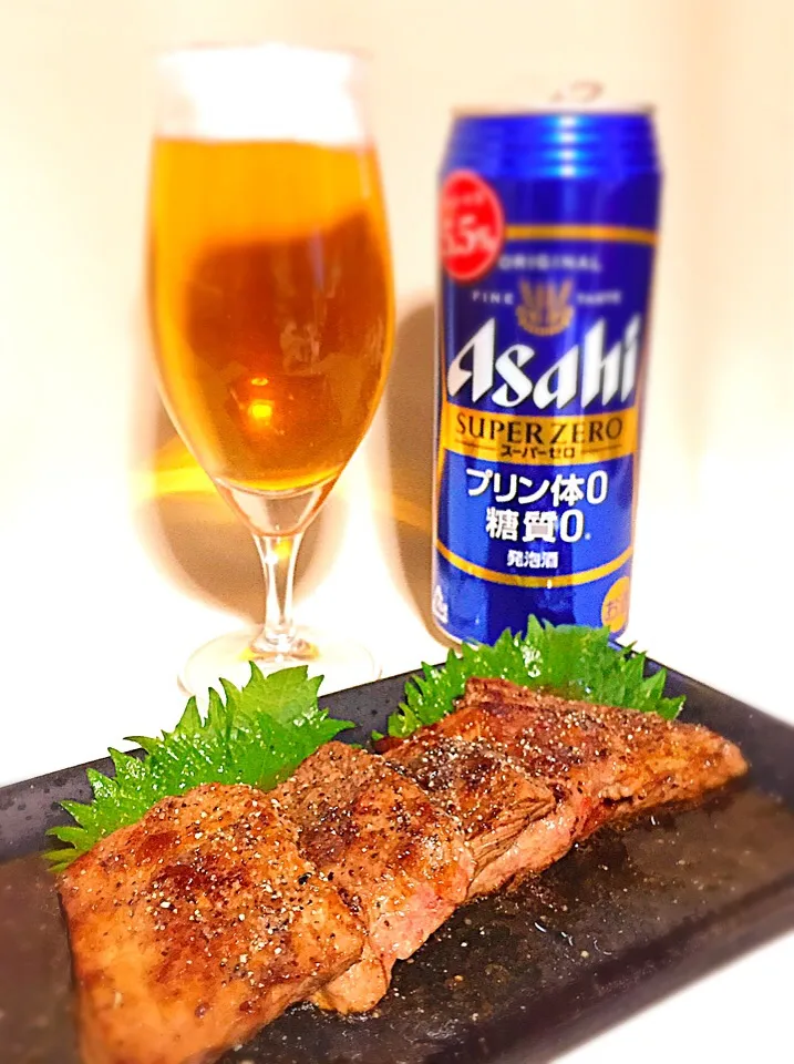 Snapdishの料理写真:今宵の一酒一肴『スーパーゼロ』と『ステーキ肉』|ち〜おんさん