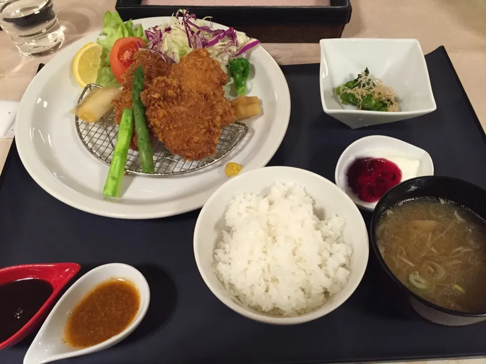 Snapdishの料理写真:上州麦豚カツ定食|to-takeさん