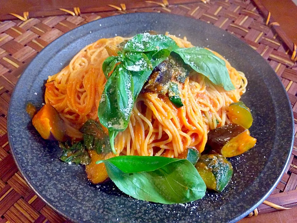 Tomato sauce pasta w/Eggplant&Zucchini🍅🍆ｽﾞｯｷｰﾆと茄子のﾄﾏﾄｿｰｽﾊﾟｽﾀ by chef hubby&me|🌈Ami🍻さん