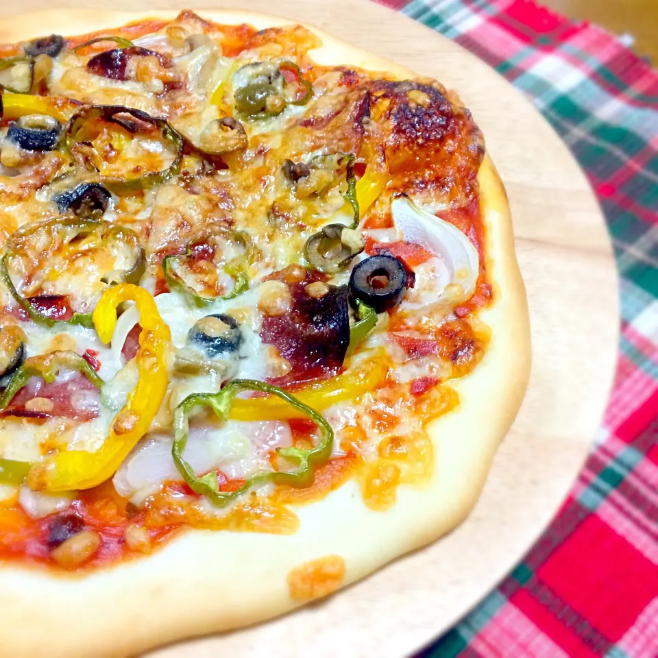 サラミとオリーブのミックスピザ🍕|🍎ゆかりんご🍎さん