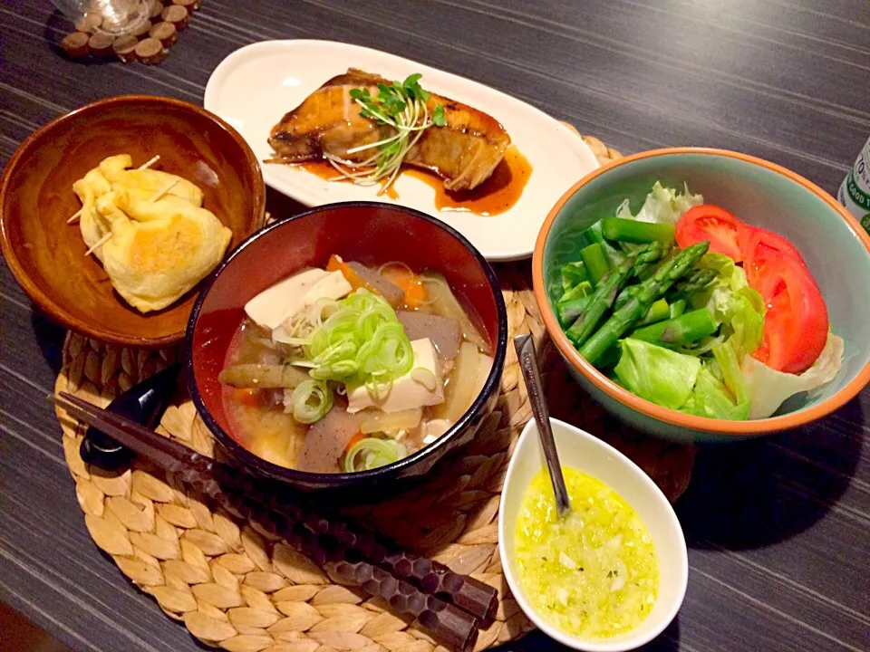 今夜は天然ブリの照り焼き、豚汁、納豆巾着焼き、グリーンサラダオニオンドレッシングです。|かれんさん