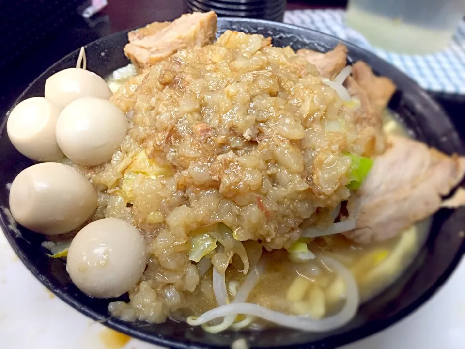 ラーメン 豚ダブル 脂マシマシ 野菜ちょいマシ@ドカ盛マッチョ(難波千日前)|かっちっさん