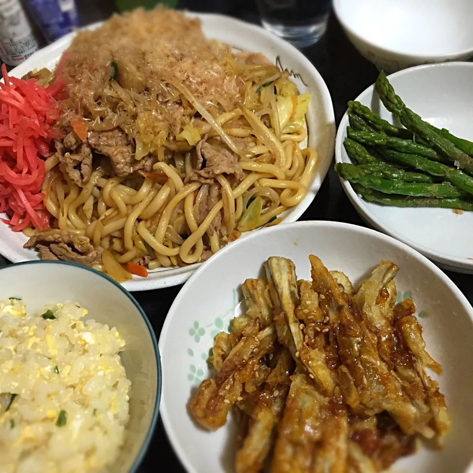 今日の晩ご飯は、野菜たっぷり焼きうどん、ごぼうの甘辛揚げ、アスパラガスのおひたし。|ゆえさん