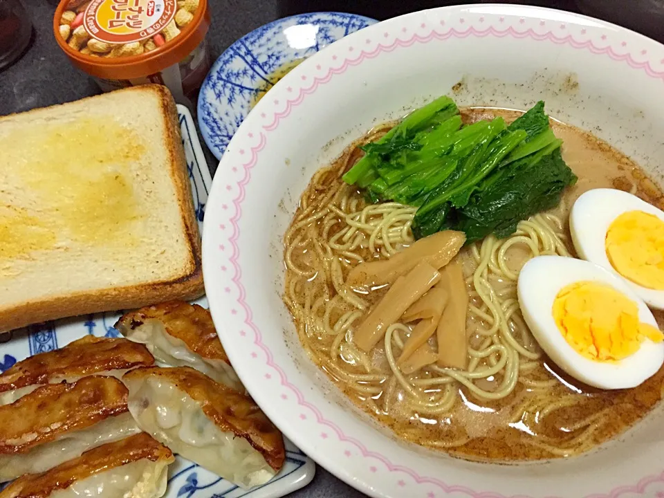 Snapdishの料理写真:九州の方から届いた醤油とんこつラーメン、餃子、食パン|ms903さん