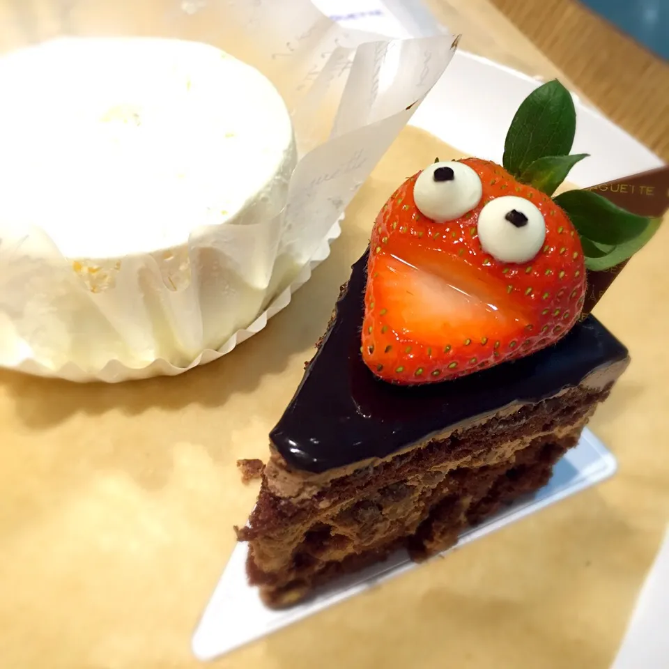 What a happy looking Chocolate Ganache cake called 'Haha Family cake' & decadant Camembert Cheese Cake from café Paris Baguette|catwoollyさん