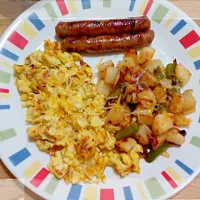 Snapdishの料理写真:Scramble Eggs, Diced Potatoes & Maple Links|Yari Gonzálezさん