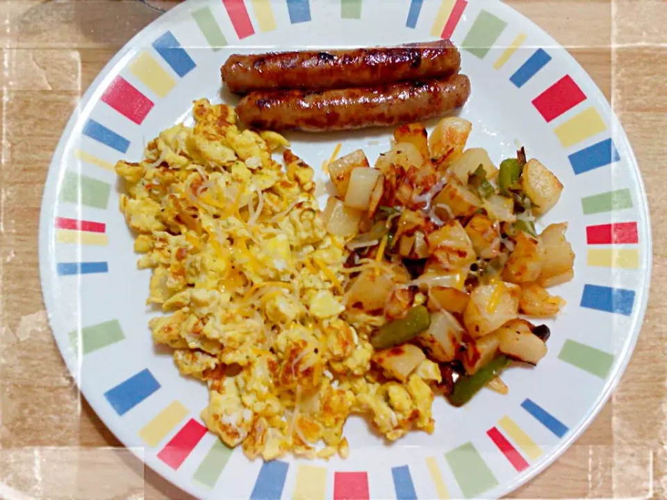 Snapdishの料理写真:Scramble Eggs, Diced Potatoes & Maple Links|Yari Gonzálezさん