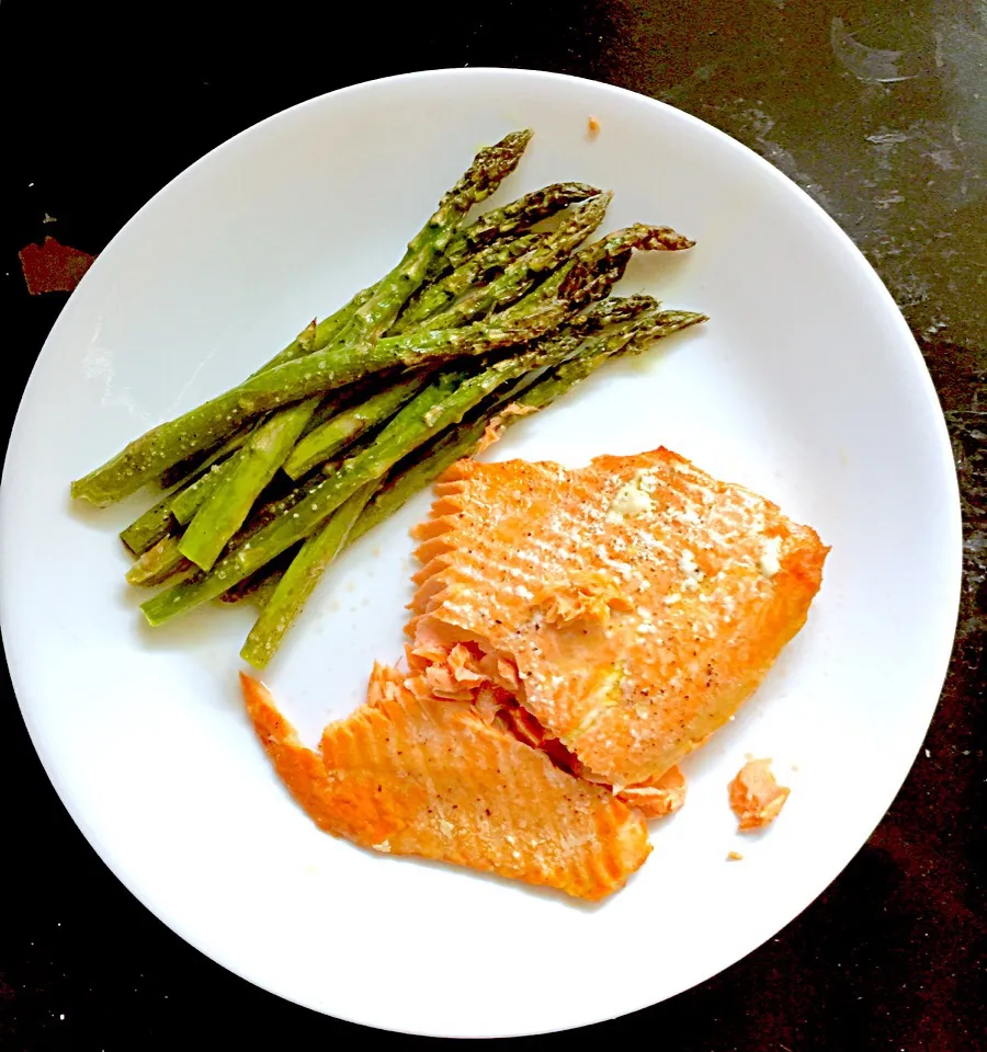 Baked wild-caught Alaska salmon & organic asparagus|Mmmm!さん