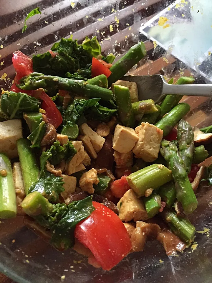 Steamed asparagus, kale and tofu with shiitake mushrooms and tomato in a coconut-miso-nutritional yeast sauce|georgianaさん