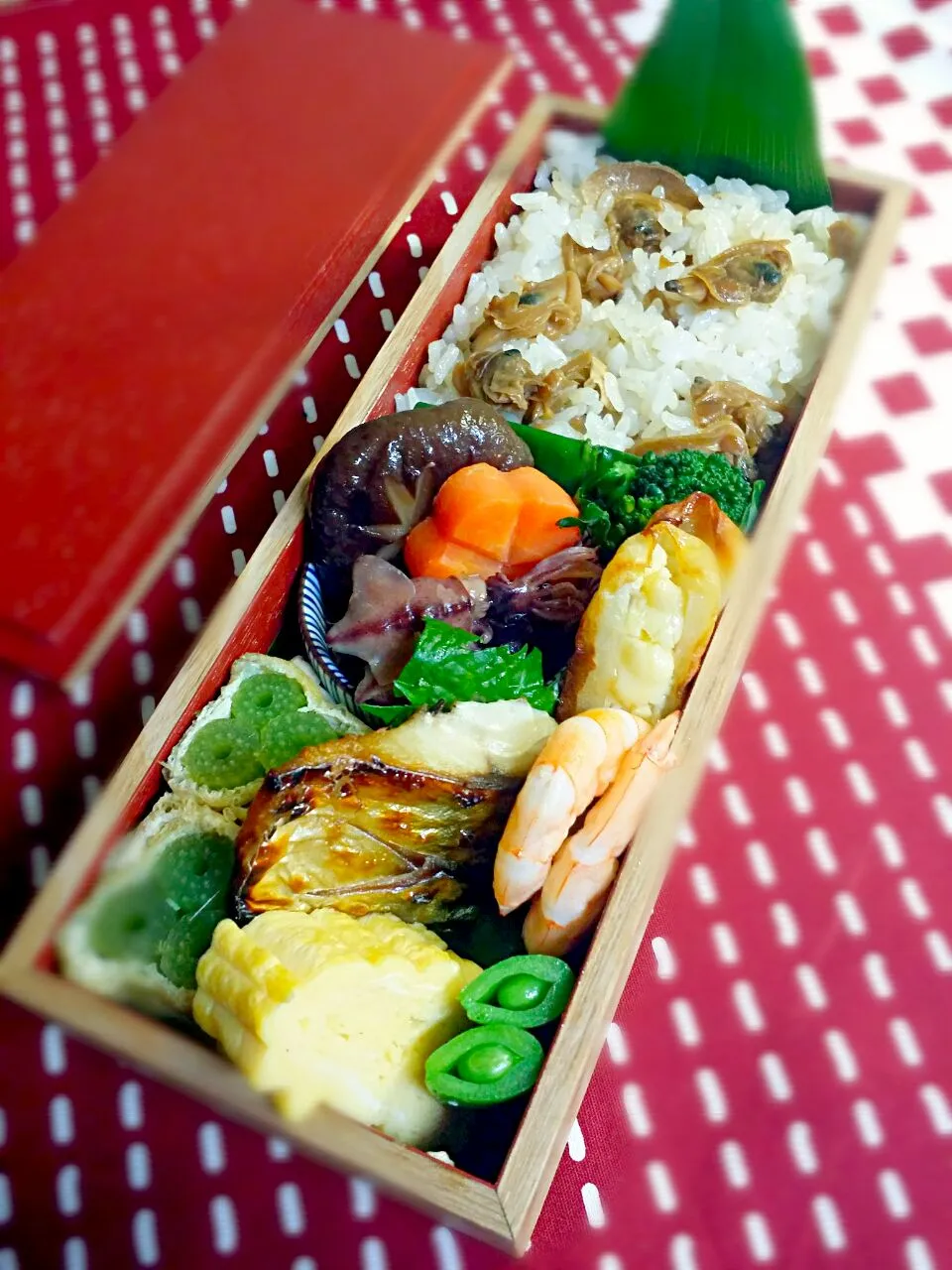 《月曜日の夫弁当》

・アサリ生姜の炊き込みご飯
・薄揚げ蕗椎茸の煮物
・焼き鯖
・竹輪のマヨ焼き
・折り菜のお浸し
・だし巻き玉子
・蒸しエビ

行ってらっしゃい～♡|藤田 まり子さん