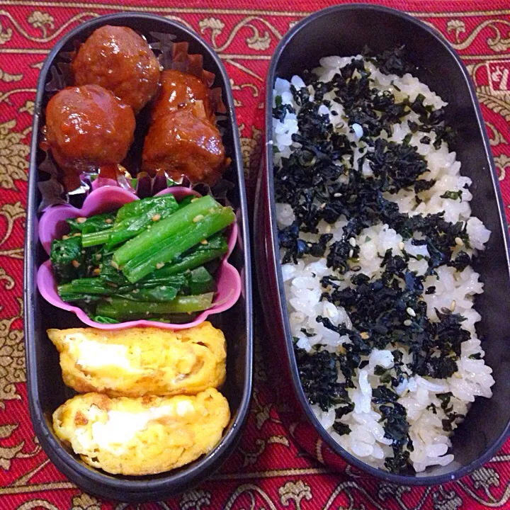 Snapdishの料理写真:ミートボールとほうれん草の胡麻和え弁当|もえさん