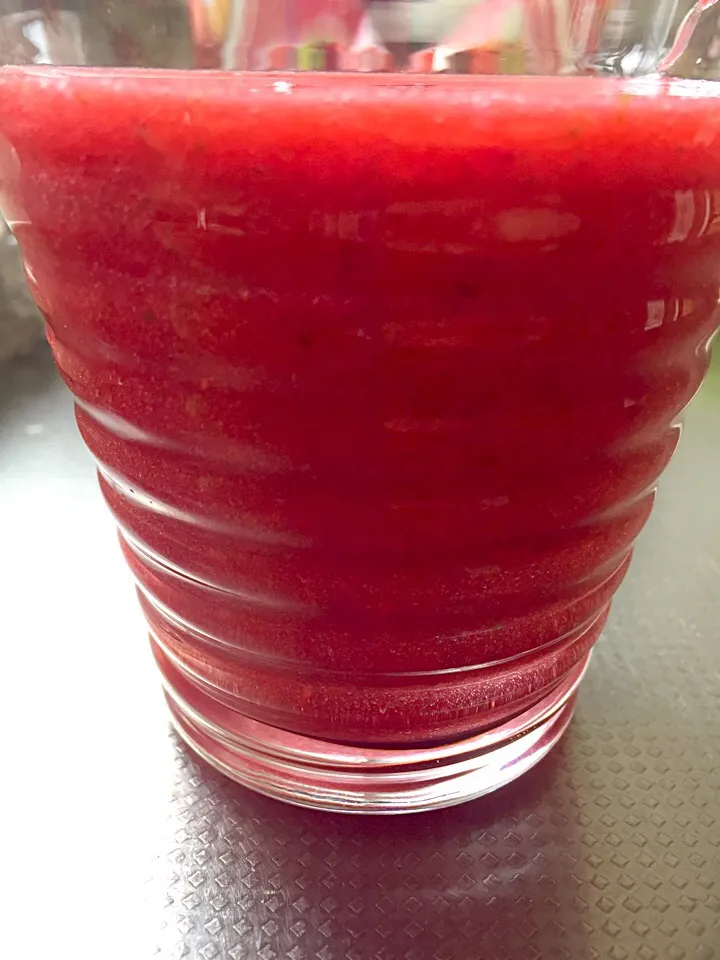 Today's smoothie, lots of fresh strawberries and frozen berries and celery leaves, half lemon juice, water|YDKOさん