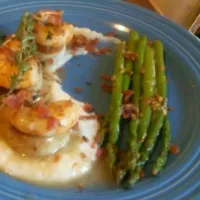 Seared scallops and shrimp with a cauliflower and potato mash the seafood gravy with asparagus|Mike Geeさん