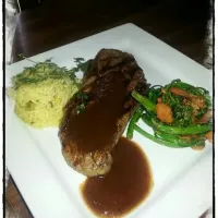 Snapdishの料理写真:New York strip steak with sauteed broccoli and carrots and rice|Mike Geeさん