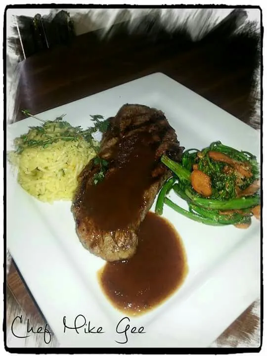 Snapdishの料理写真:New York strip steak with sauteed broccoli and carrots and rice|Mike Geeさん