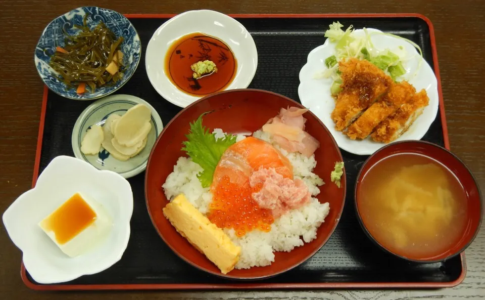 三色丼とチキンカツ定食|Craig Colemanさん