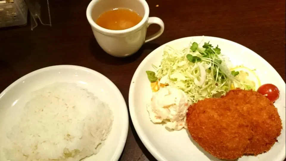 Snapdishの料理写真:ミックスコロッケ定食|まぐろさん