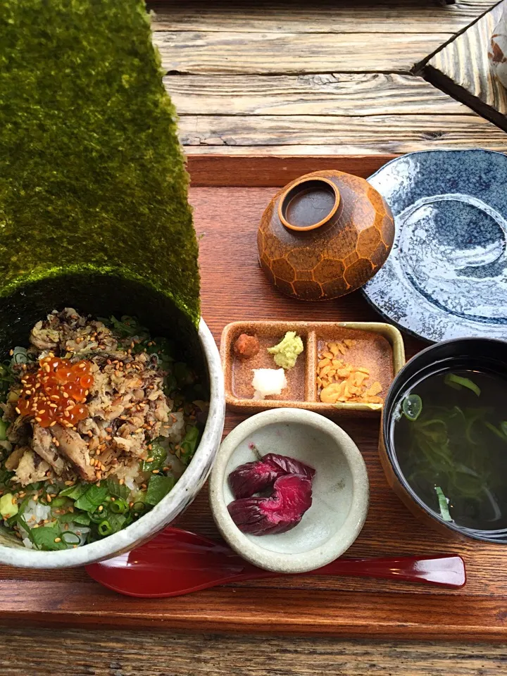 魚の薫製と干物のホロホロ丼。ご飯はバター醤油味。海苔を割いて手巻きにしたり、薬味と混ぜたり、最後は魚のお出汁でお茶漬けに。|Kumi_loveさん