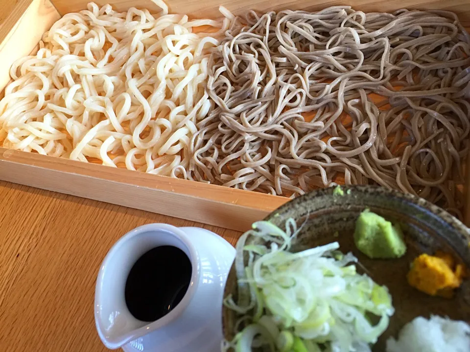 山形自然栽培の十割蕎麦と麦切り(^^)蕎麦と小麦の香りが楽しい♬蕎麦には山葵、麦切りには辛子、ちょこも二つと気配りもうれしい！|Hiroo  Higuchiさん