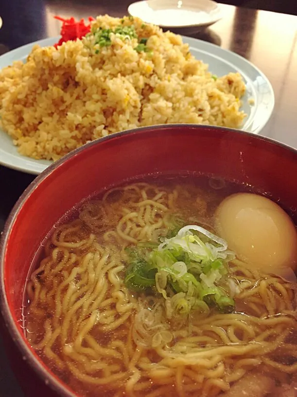 Snapdishの料理写真:鶏ラーメン&炒飯 #中華 #ラーメン #ランチ #Lunch|아 즈 ♡さん