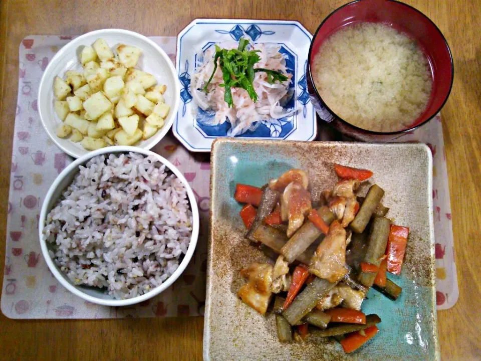 ３月12日 鶏ごぼう 玉ねぎサラダ ころころじゃがいも お味噌汁|いもこ。さん