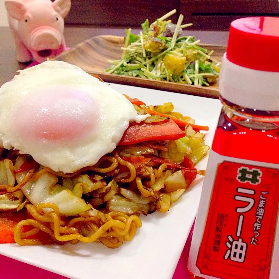 千葉県産のラー油がメイン✨水菜とスイートポテトのサラダと目玉焼き焼きそばぁー🍷✨|カナ☆デップさん