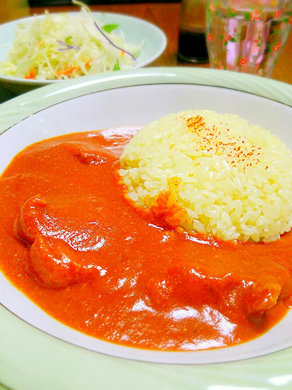 バターチキンカレーとサラダ🍴|ちはるさん