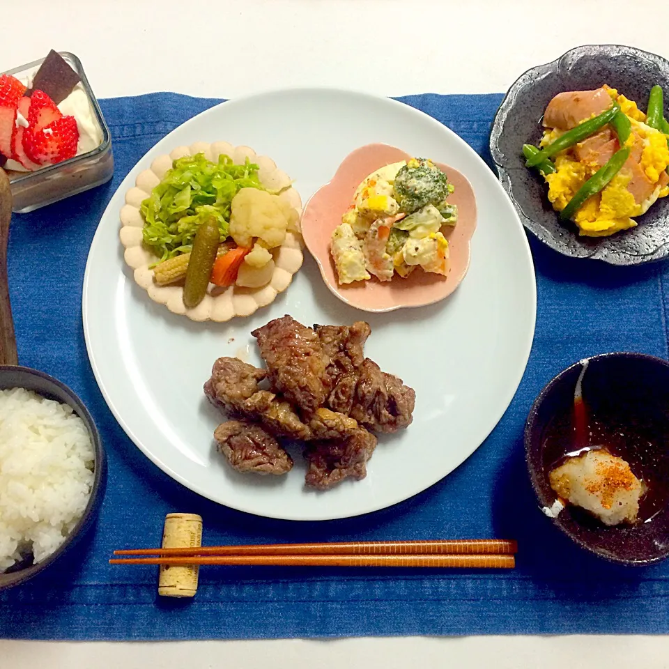 ＊旦那さんの晩御飯＊ご飯・牛肉のグリル焼き〜おろしポン酢で〜・ピクルス・海老とブロッコリーのサラダ・スパムとインゲンの卵炒め・チョコムース|髙榮 杏奈さん