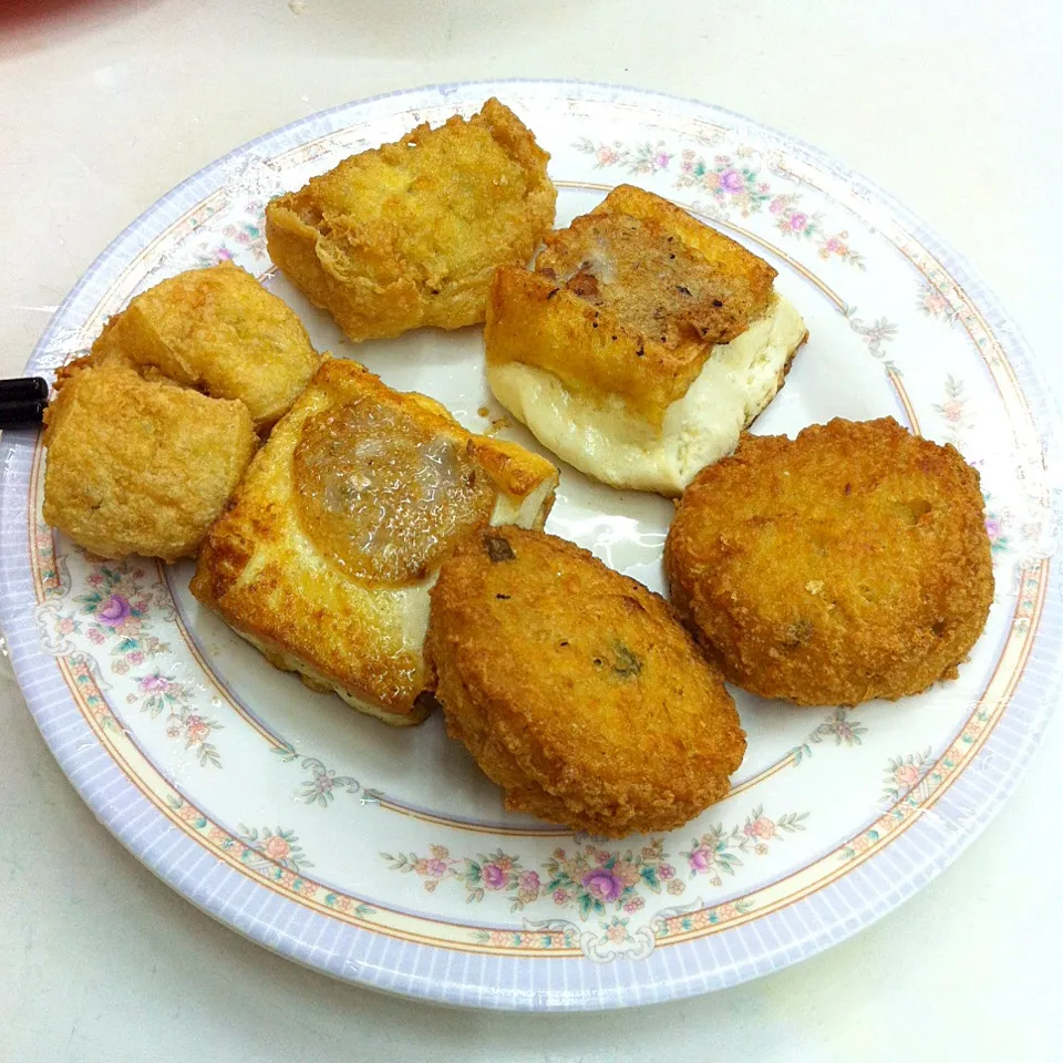 Snapdishの料理写真:煎釀豆腐 Assorted deep fried Beancurd|Lone Pineさん