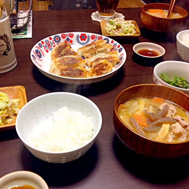 餃子、豚汁、ほうれん草の胡麻和え、白菜のサラダ🐷|MAMIさん