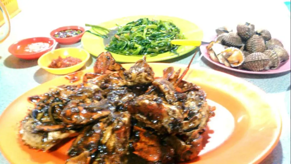 Crab black pepper sauce, kankung and mussle|Tya LaCroaziaさん