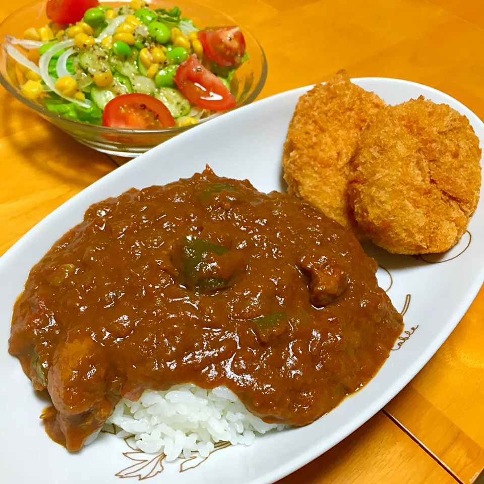 Snapdishの料理写真:3日目のトマトベースのチキンカレー 柿安ダイニングの美味しいコロッケトッピング|カウンター嬢さん