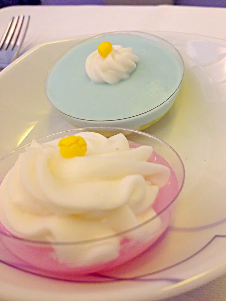 Coconut cream on top of bean and jelly|PhUnGさん