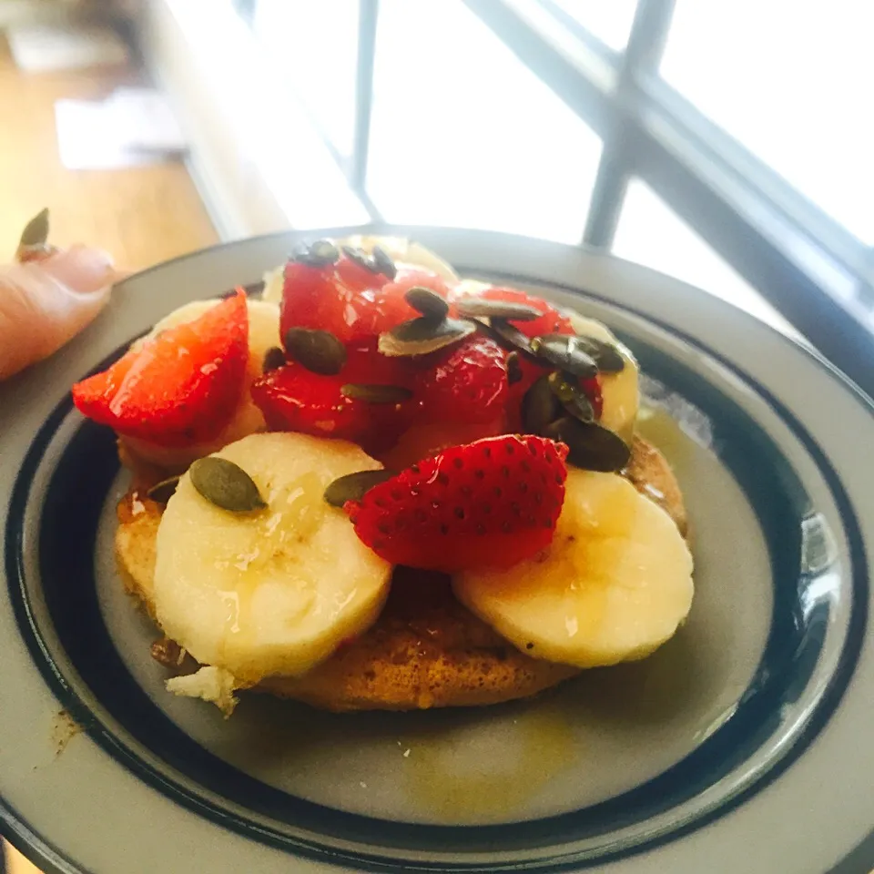 Whole wheat pancakes with almond butter, banana, strawberries and pumpkin seeds|victoria valerioさん